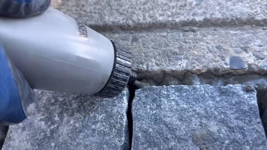 ゆるめに作ったモルタルで目地を埋めていきます