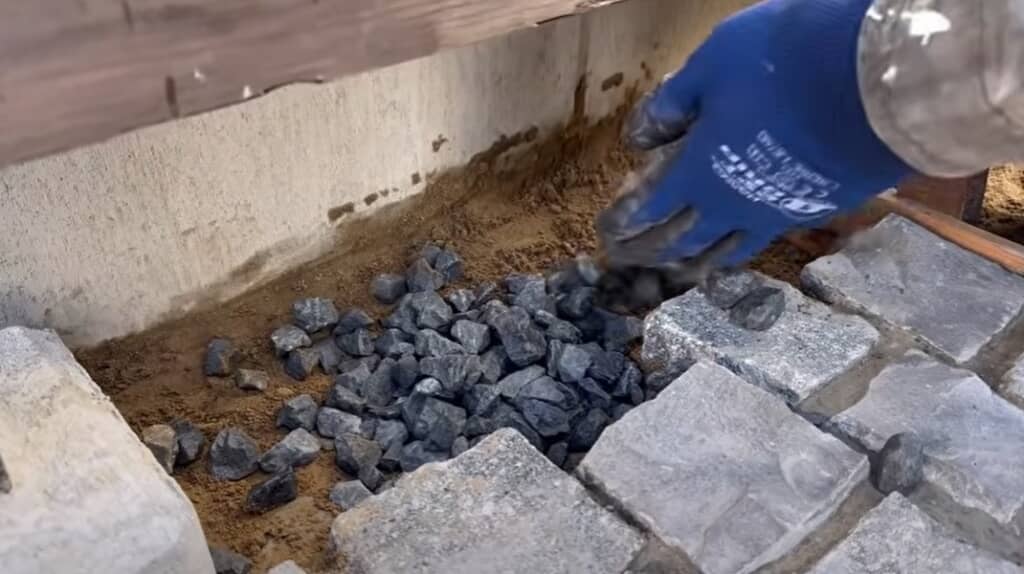 ウッドフェンスの下を砕石で埋めます