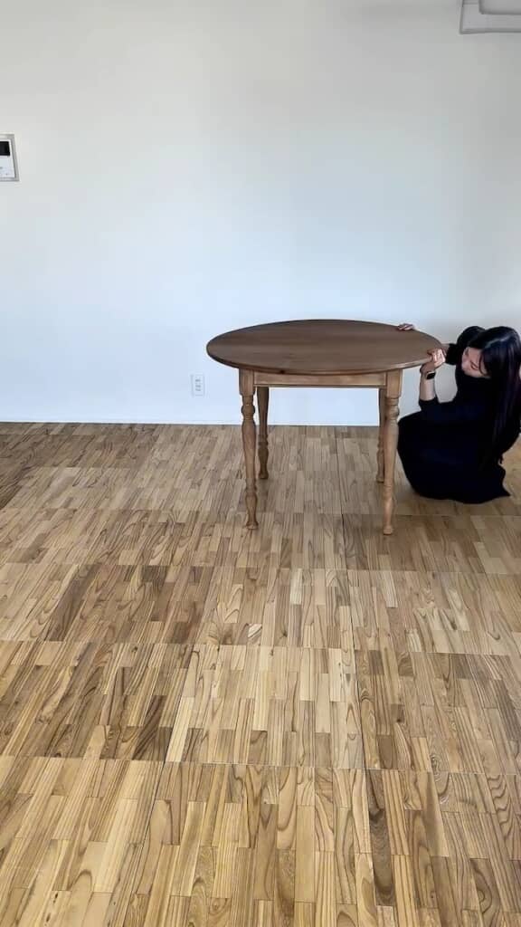 家具は木目調のものをメインに配置