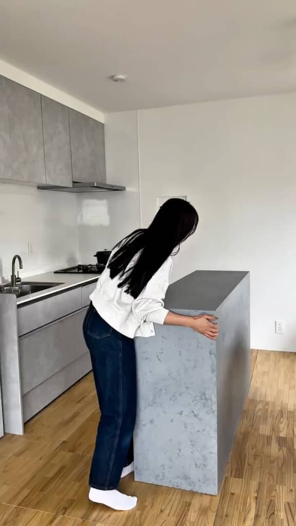 大理石調のキッチンカウンターで高級感をプラス