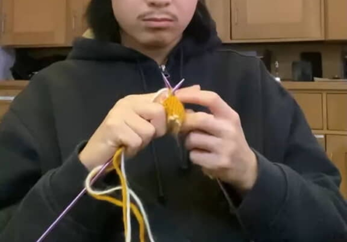 【編み物】ムーミン柄にひと目ぼれした男性、黄色と白い毛糸をコツコツ編んで……「ちょっと待って、マジで？」「おおおー！」　完成品に反響【海外】（1/3） | ライフスタイル ねとらぼ