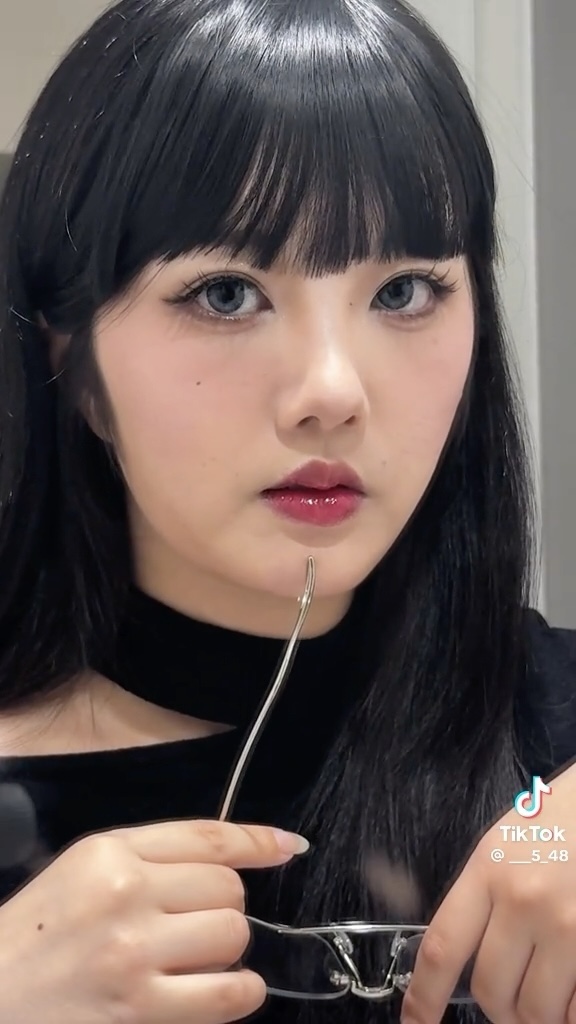 ダウナー系メイクで変身した柴さん