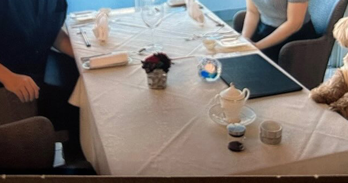 飼い主と初めて旅行に出かけた愛犬、食事のときに思わず……　奇跡の瞬間に「めちゃくちゃいい」「光が見えます」（1/3） | 犬 ねとらぼ