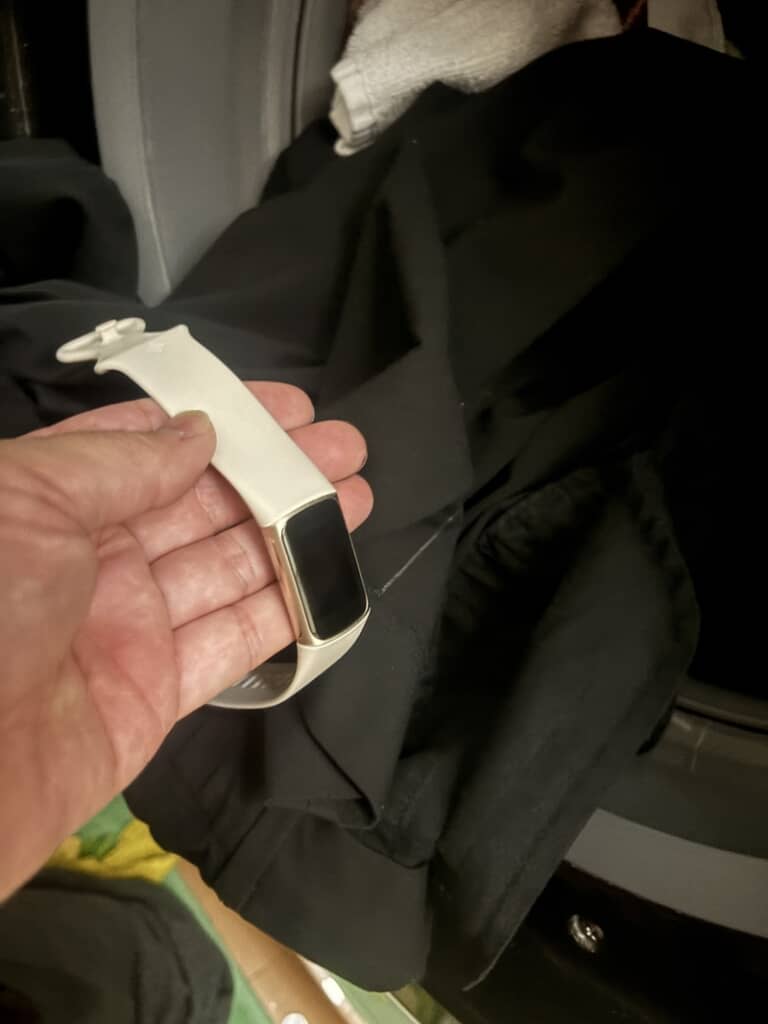 洗濯機の中から取り出されたFitbit