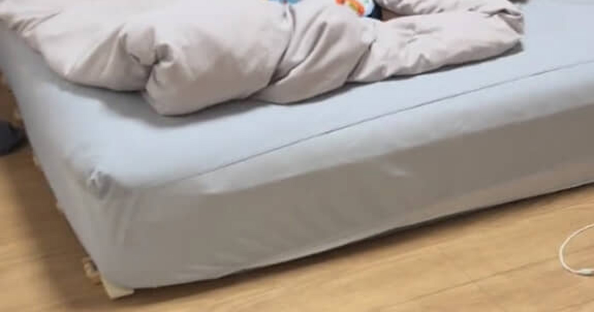 パパに寝かしつけを頼んだママ、寝室から声がすると思ったら……　ママ絶句な光景「自由すぎる」と156万再生（1/3） | 教育・子育て ねとらぼ