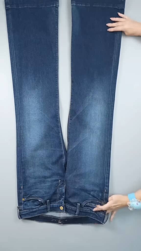 1本の古いジーンズ（ビフォー）