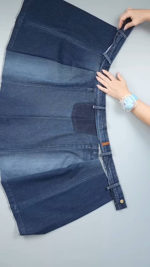 カットした生地とウエストバンドを縫い合わせて……