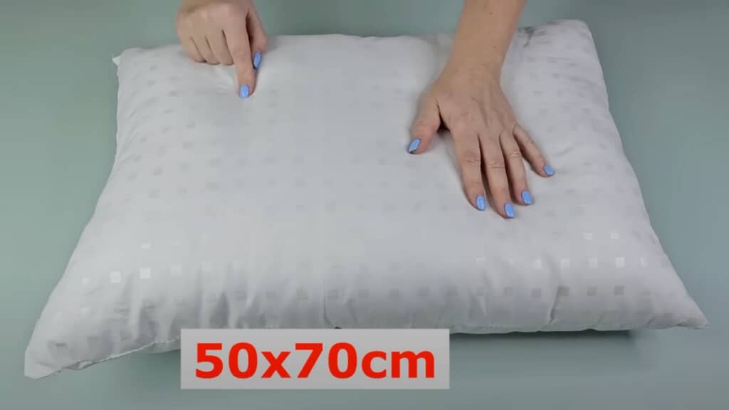 枕の大きさに合わせて枕カバーを作ります