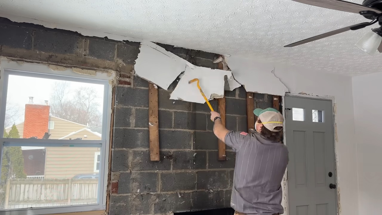 中古で買った家の薄汚れたリビング → 3カ月かけてDIYリフォームしたら……　“生まれ変わった姿”に「職人技！」「とても独特」【海外】（1/2） | リフォーム・リノベーション・DIY ねとらぼ