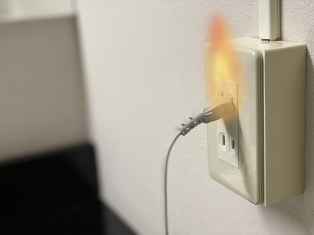 コンセントが発火している画像