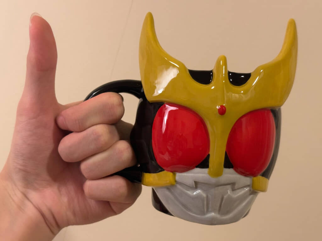 正面から飲むには真ん中の突起が邪魔だし、裏側から飲もうとするとツノが顔に……！