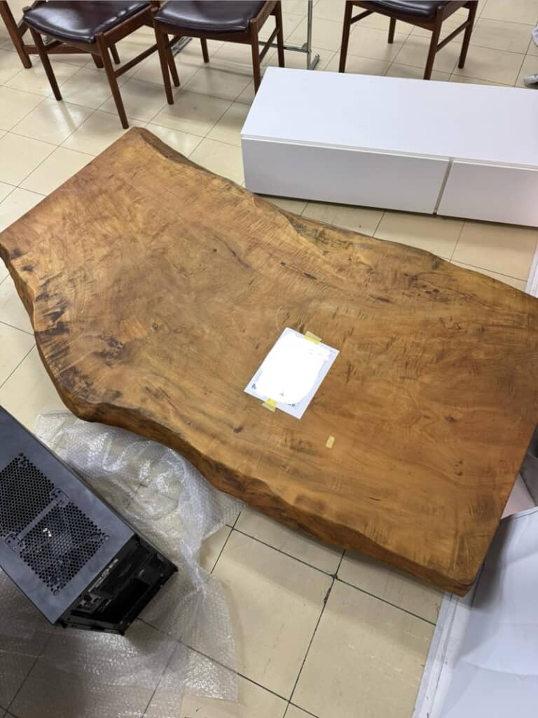 ややくすんでいる2000円の木の板