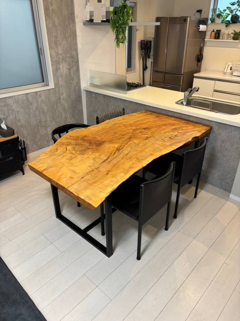 ダイニングテーブルとして配置されたアイアン脚付き板