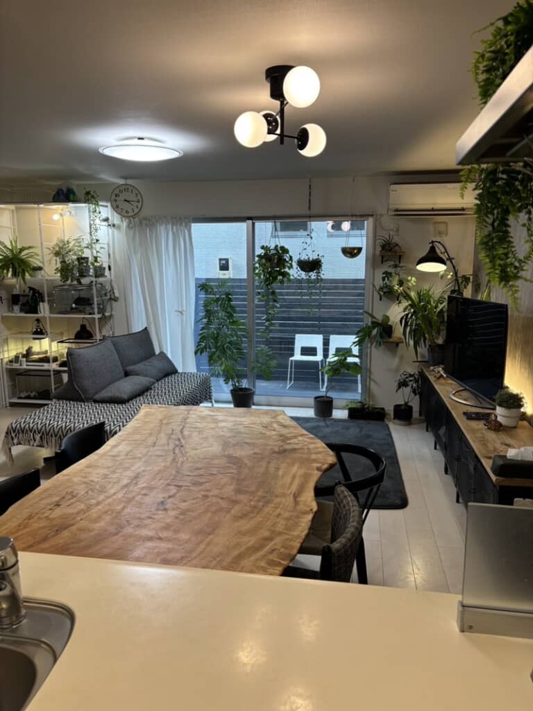 ダイニングテーブルとして配置されたアイアン脚付き板