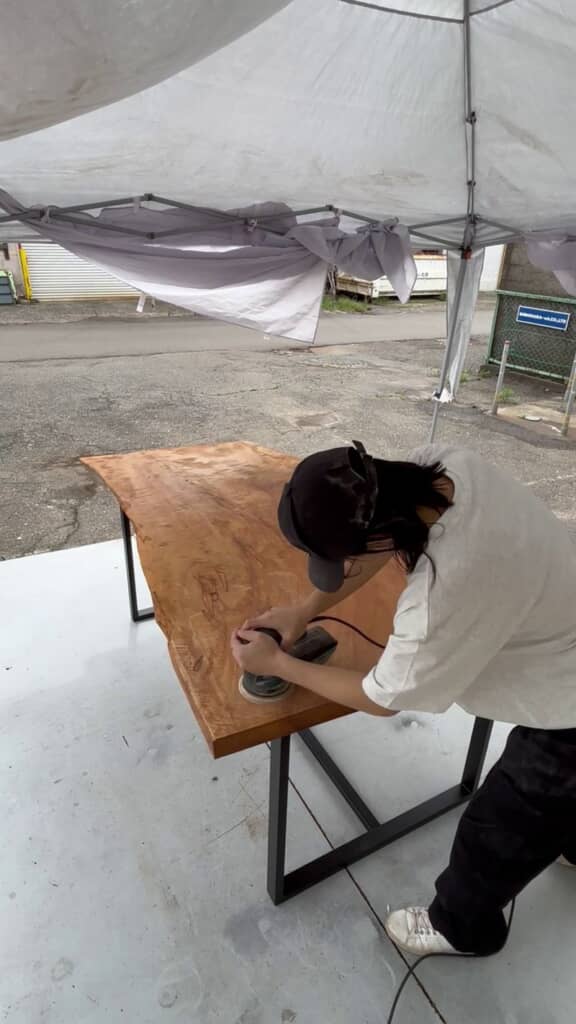 アイアンの脚が付いている2000円の板を磨く様子