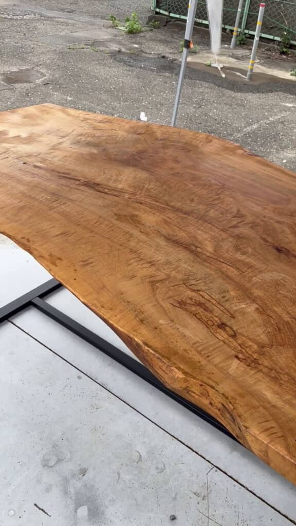 磨かれてピカピカになった2000円の板