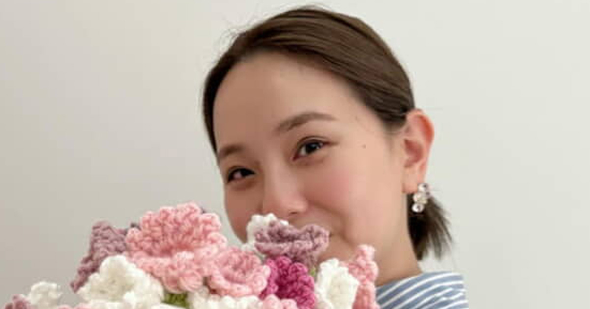 開業祝いに友達がプレゼントしてくれた大きな花束、よーく見ると……　驚きの正体に「これはすごい」「素敵すぎるー！！！」（1/3） | ライフスタイル ねとらぼ