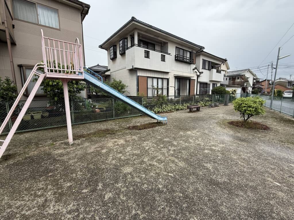 何の変哲もない公園に思えますが……