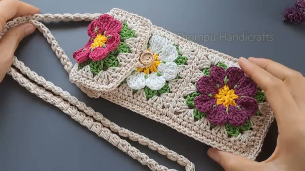 スマホバッグが完成！（画像はYouTubeチャンネル「Chompu Handicrafts」より引用）