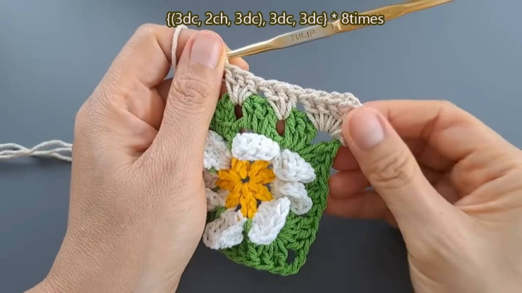 グラニースクエアの1番外側を編んでいく様子（画像はYouTubeチャンネル「Chompu Handicrafts」より引用）
