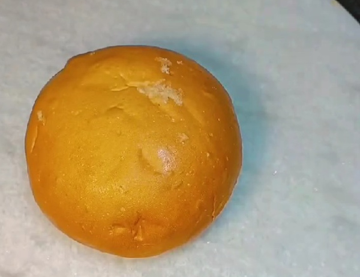 どこにでもある丸パンに格子状の切り目を入れ、溶かしたバターをしみこませると……　息子お気に入りのパンへの大変身が460万再生【海外】（1/3） | グルメ ねとらぼ