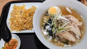 塩ラーメンと半チャーハン