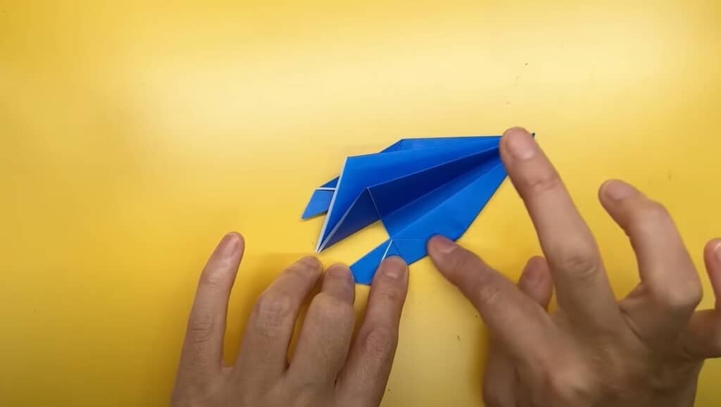 青い折り紙で体を作ります