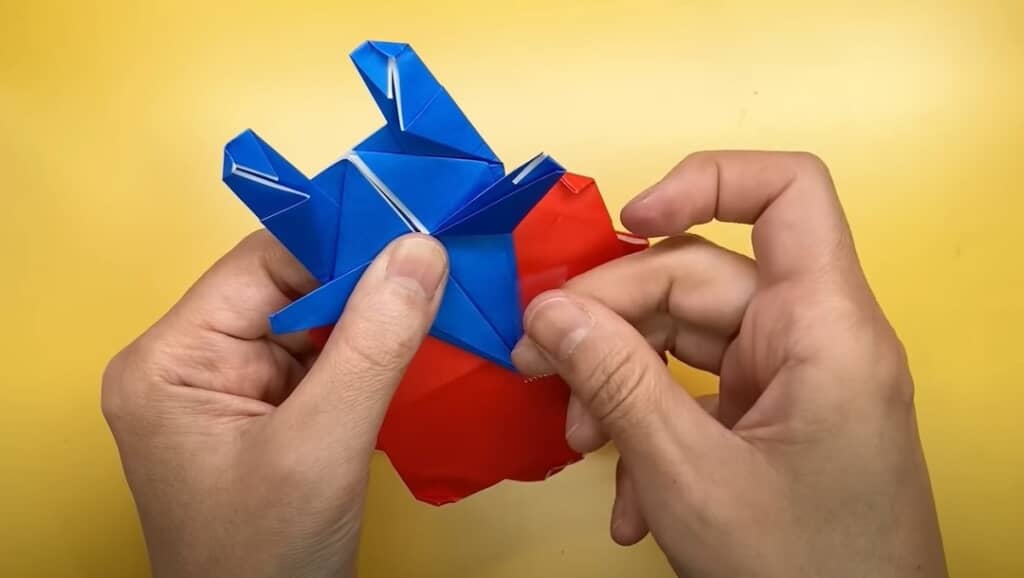 頭部と胴体を貼り合わせます