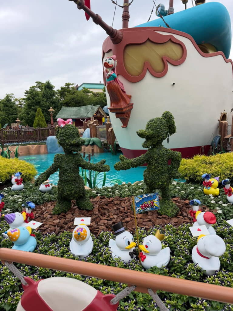 にぎやかなドナルドのボート周辺