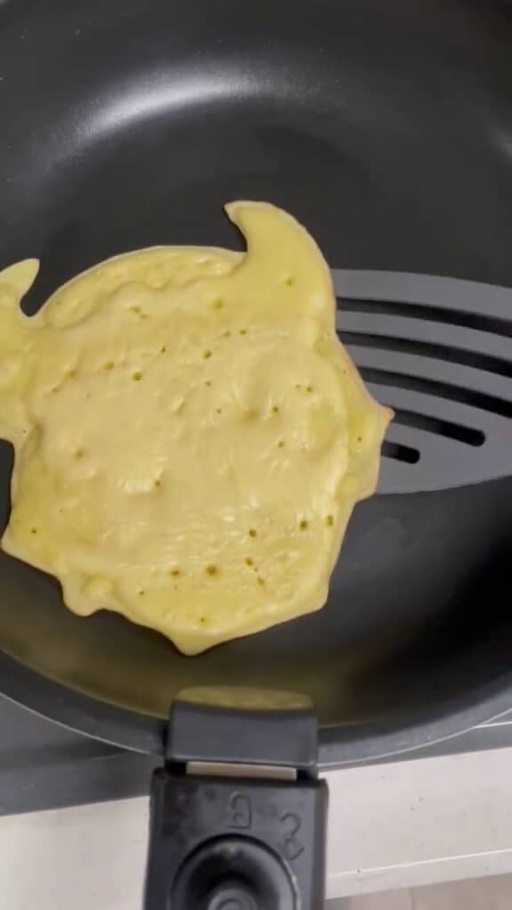 角もしくは牙のような物が生えているパンケーキ