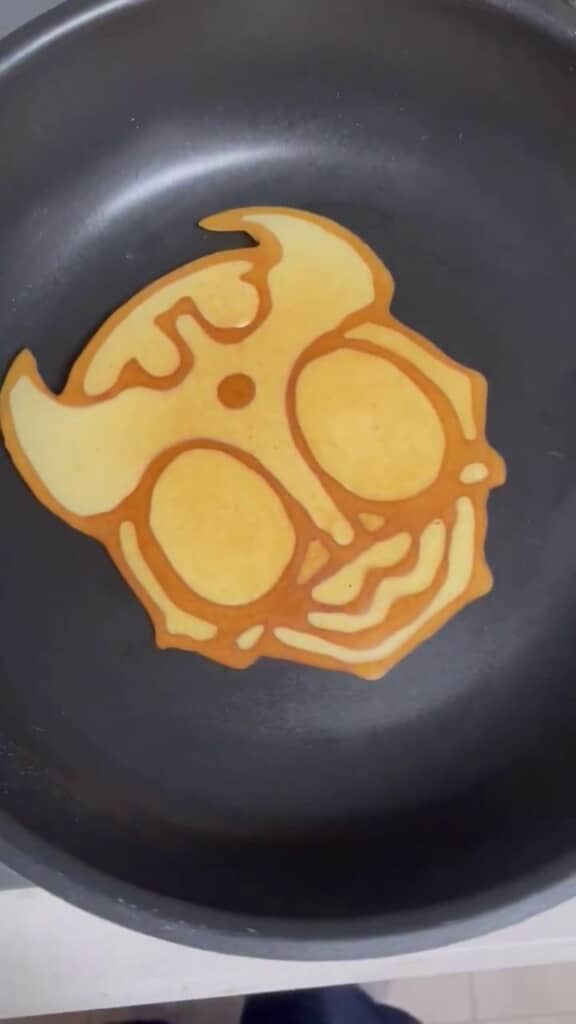 仮面ライダークウガの顔にそっくりなパンケーキ