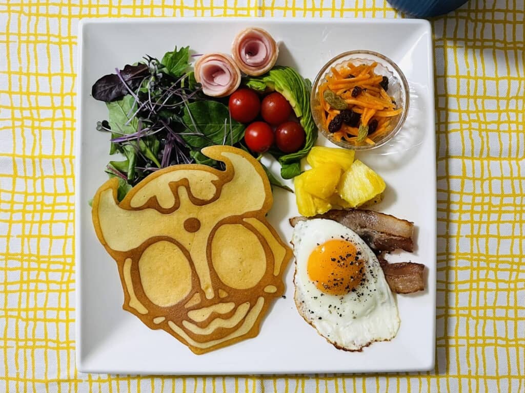 クウガパンケーキやサラダを盛り付けたプレート