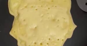 ひっくり返す前のパンケーキ