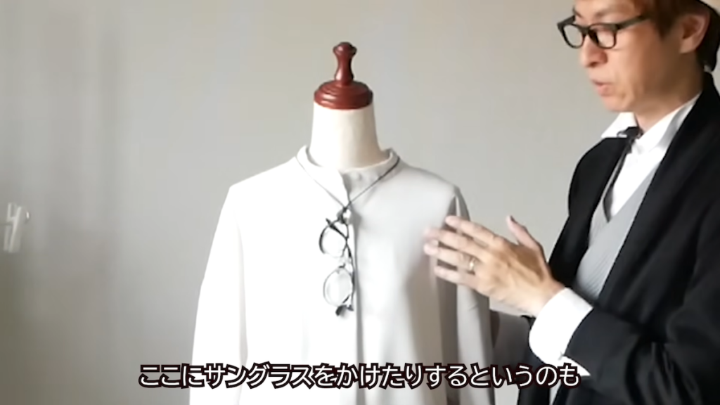 ネックレスやグラスコードで、よりおしゃれな印象に