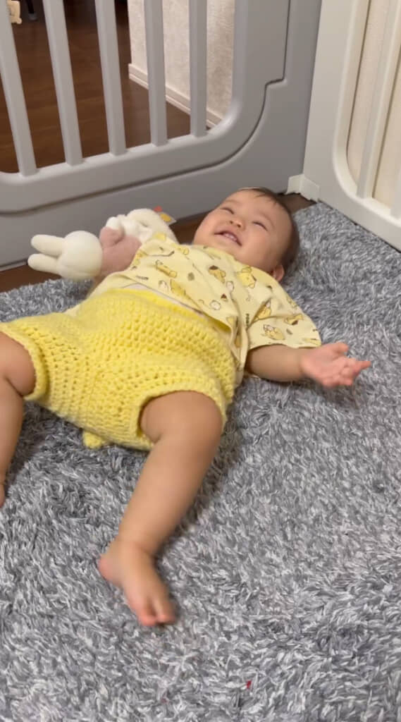 赤ちゃんが足を上げると……