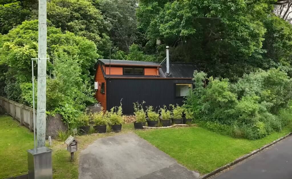 「元パイロットが建てた小さな家の外観」