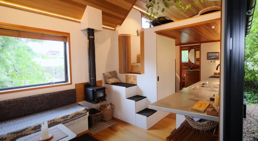 「元パイロットが建てた小さな家の内装」