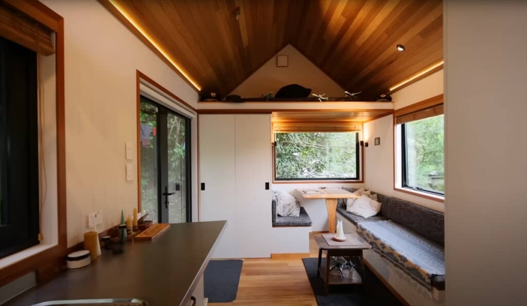 「元パイロットが建てた小さな家の内装」