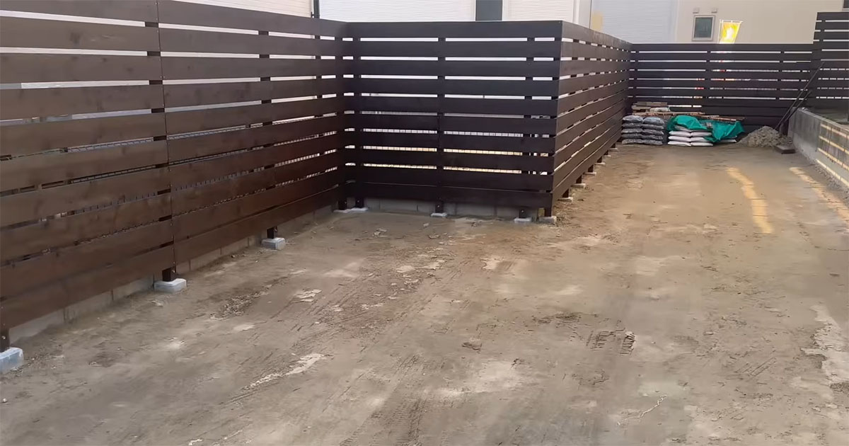 がらんとした空き地に“大量のピンコロ石”を並べてみたら……　DIYとは思えぬ変貌に「めちゃくちゃおしゃれ」「ハイレベル」（1/3） | リフォーム・リノベーション・DIY ねとらぼ