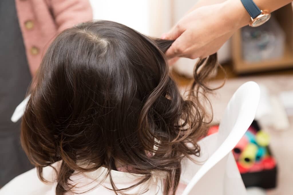 幼稚園児娘の髪を三つ編みにしたら……（出典：PIXTA）