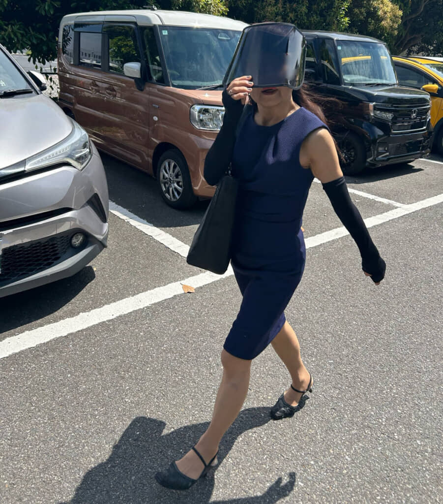 夏らしい軽装で固めつつ、アームカバーとサンバイザーで守るところは守るお母さん