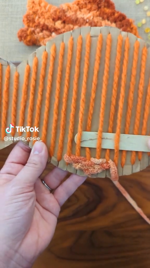 モコモコ毛糸を交互に通していく
