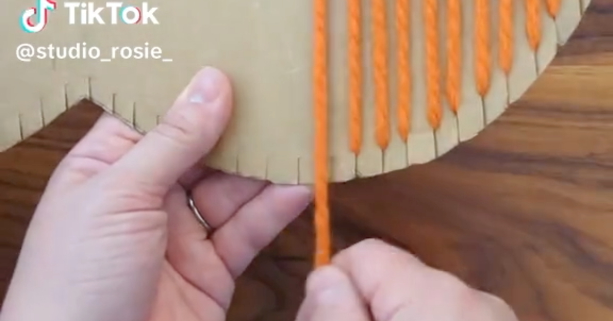 段ボールに毛糸をぐるぐる巻き付けると……「こんなの作れるの!?」　編み棒いらずの“おでかけアイテム”が2400万再生突破【海外】（1/3） | ライフスタイル ねとらぼ