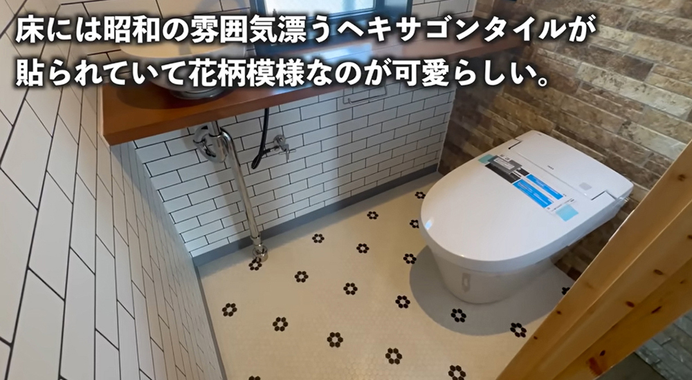 床は可愛いお花柄