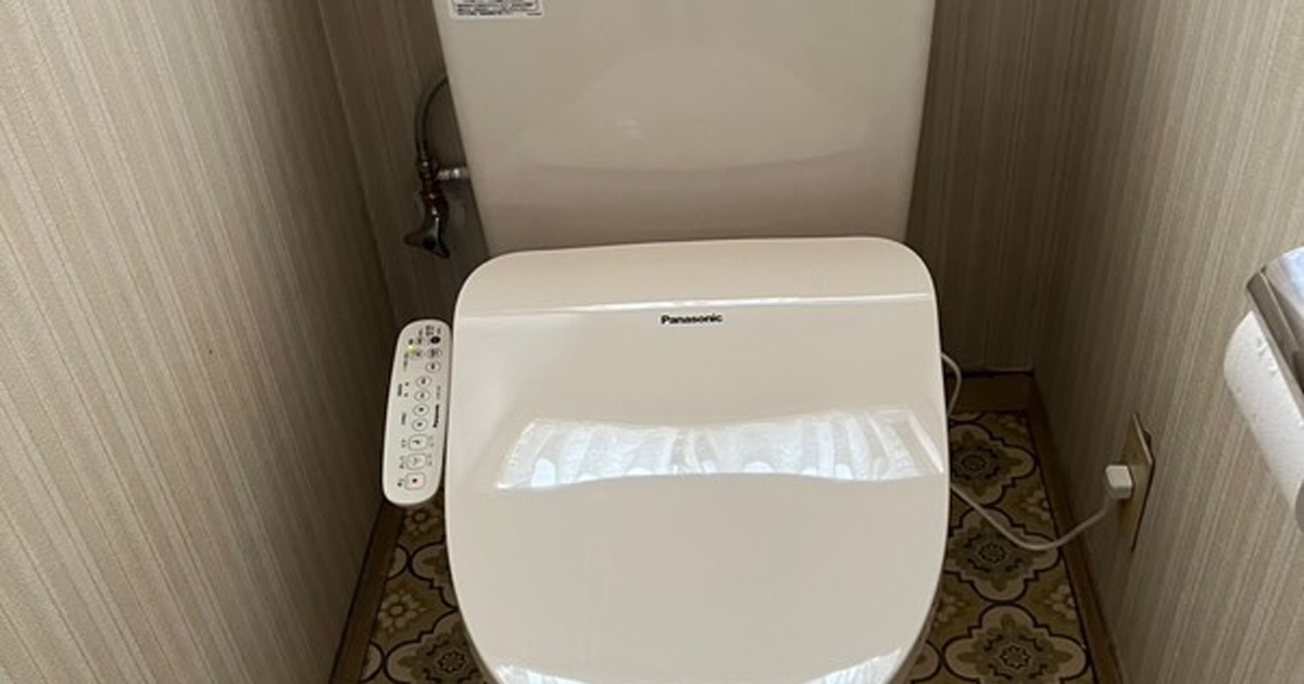 40年の劣化が気になる実家のトイレ→娘が母のために3日かけてDIYすると……　“ホテルみたい”な仕上がりに「もはやプロ」（1/3） | リフォーム・リノベーション・DIY ねとらぼ