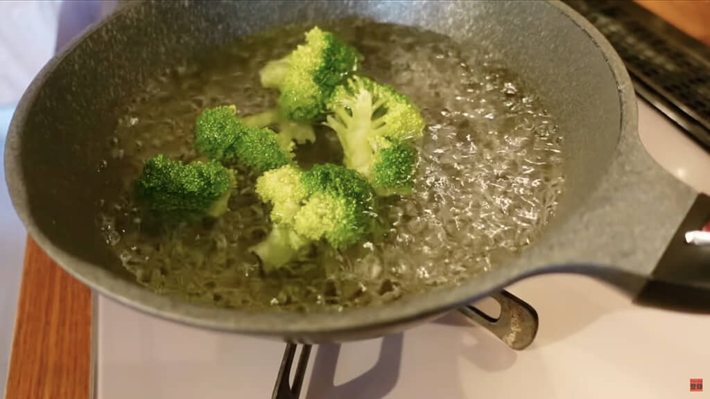 ブロッコリーは塩ゆで