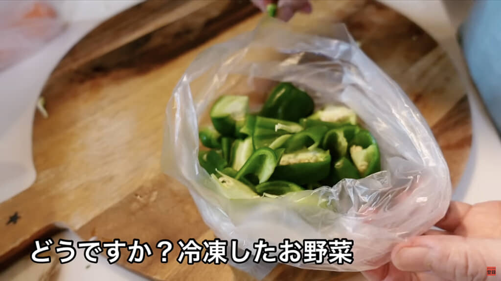 ピーマンはワタごとざく切りに