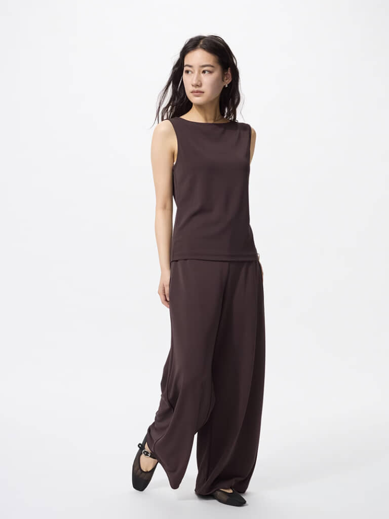 ユニクロの「クレープジャージーストレートパンツ丈短め」