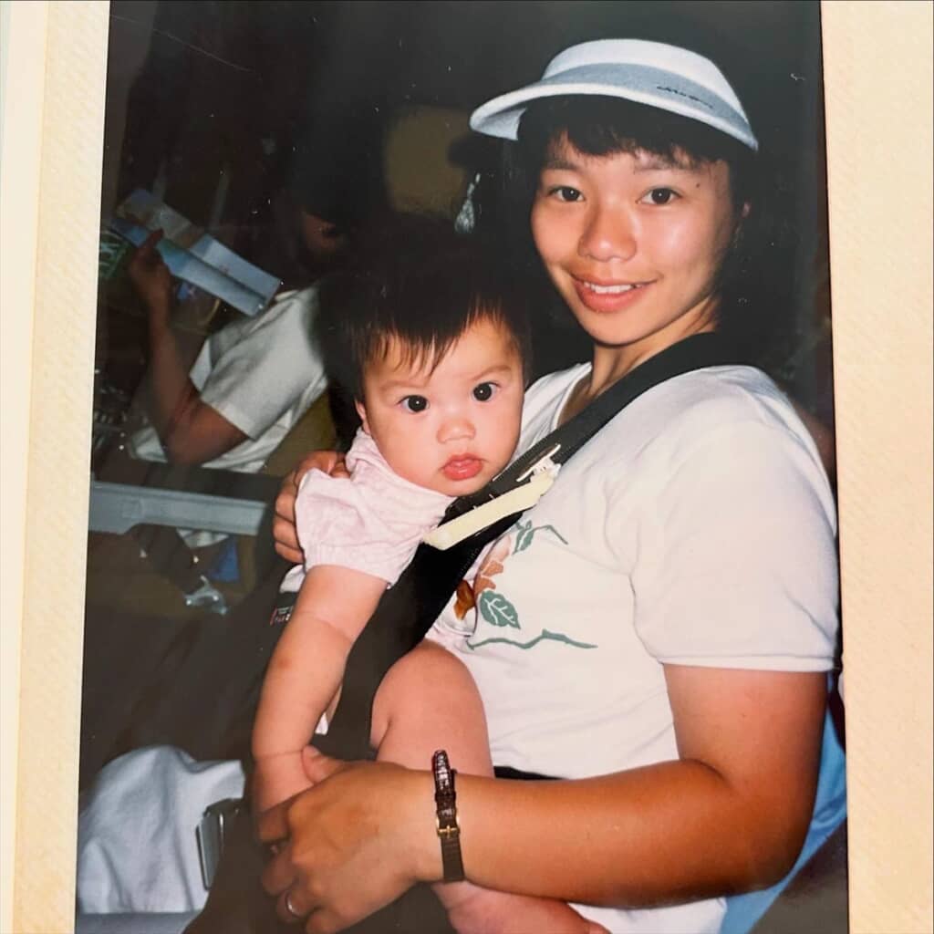 両親が生まれたばかりの娘に書いた手紙を、28年後に娘が読んでみる