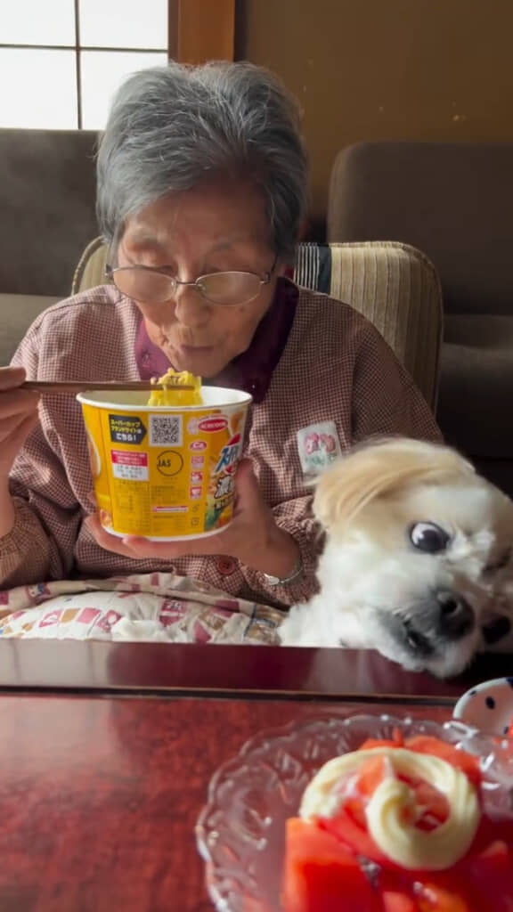 熱々のカップラーメンがお昼ご飯